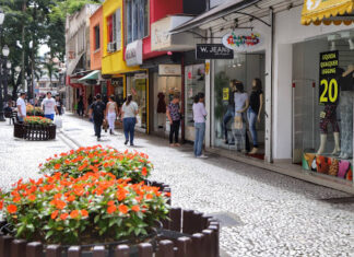 Curitiba confirma prorrogação da bandeira vermelha, mas libera delivery de não essenciais.