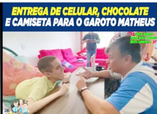 Boca Aberta entrega presentes para o garoto Matheus.