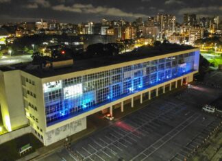 Prédios públicos ganham iluminação azul para conscientizar sobre autismo