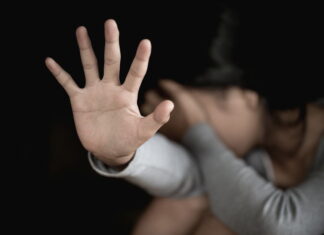 Homem usuário de drogas bate na mulher e filho denuncia.