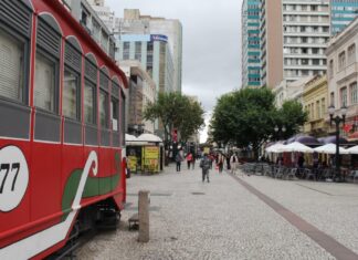 Curitiba decreta bandeira vermelha e suspende academias e atividades comercias; aulas não param