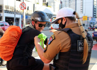 Ciclistas de Curitiba são abordados em blitz educativa da campanha Maio Amarelo.