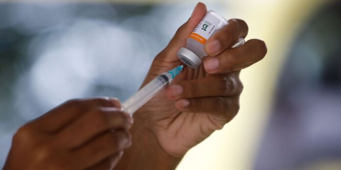 vacinacao_drive_thru_universidade_estadual_do_rio_de_janeiro_uerj_tnrgo_abr_2502214599_0