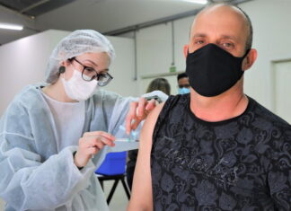 Arapongas vacina contra a Covid-19 pessoas com 34 anos.