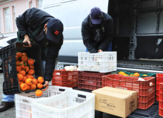 Governo do Estado faz primeira entrega de alimentos do Compra Direta em Curitiba