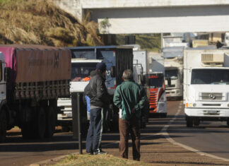 Caminhoneiros manifestantes paralisam rodovias no Paraná