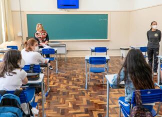 Com novo cenário da pandemia, ensino presencial passa a ser prioridade no Paraná