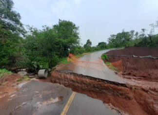 Chuva abre buraco e interdita rodovia de Godoy Moreira