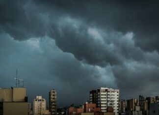Quarenta escolas em Londrina relatam estragos pelo temporal, incluindo alagamento e destelhamento
