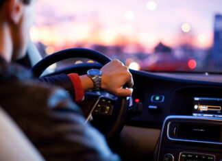 Motorista de Apucarana bate em árvore e recusa atendimento
