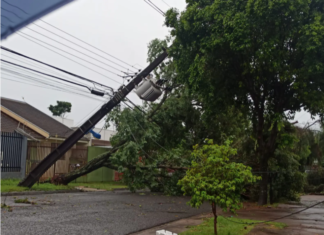 Tempestade de raios e granizo provoca estragos em Maringá