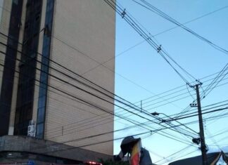 Lona solta provoca curto e interdita avenida de Arapongas