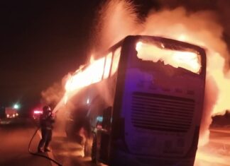 Ônibus de excursão fica em chamas às margens da PR-323 em Paiçandu