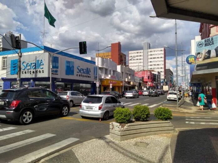 comercio-centro-ponta-grossa-movimento-avenida-vicente-machado-foto-matheus-fanchin-880x660