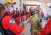 Primeiro grupo de bombeiros paranaenses e cães de faro viaja para Petrópolis