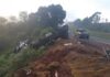 Motorista morre após caminhão cair em barranco na BR-376