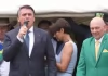 Presidente Jair Bolsonaro puxa coro de “imbrochável” durante ato político