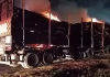 Carreta carregada com eucalipto pega fogo na PR-272, em Faxinal