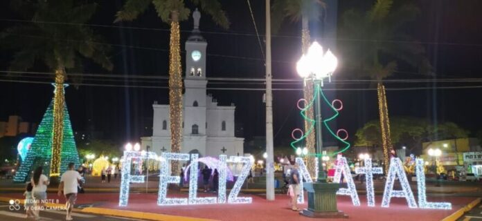 Letreiro-Feliz-Natal-foi-acesso-na-Praca-Rui-Barbo-00703923-0-202211182100-md