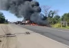 Caminhões batem, pegam fogo e interditam BR-373, em Ponta Grossa. Seis pessoas ficam feridas