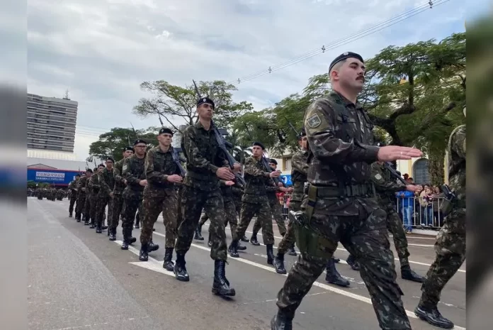 Por-conta-do-desfile-o-transito-foi-interrompido-n-00790721-0-202309071021