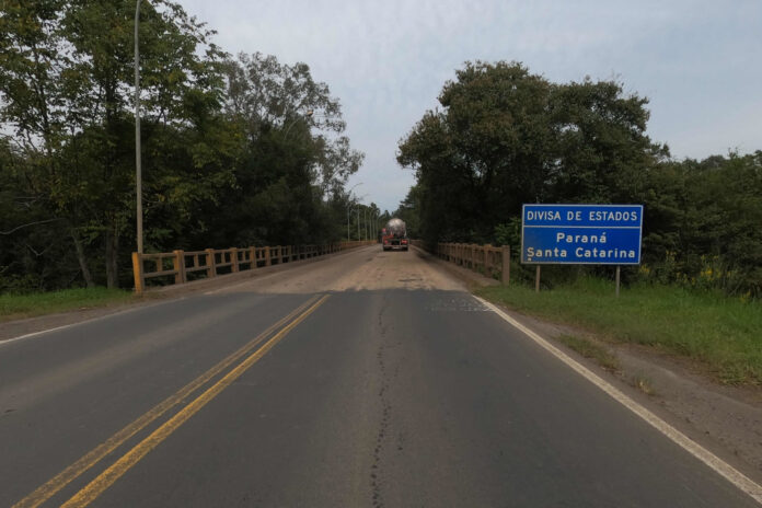 pr-151_divisa_santa_catarina_foto_de_arquivo