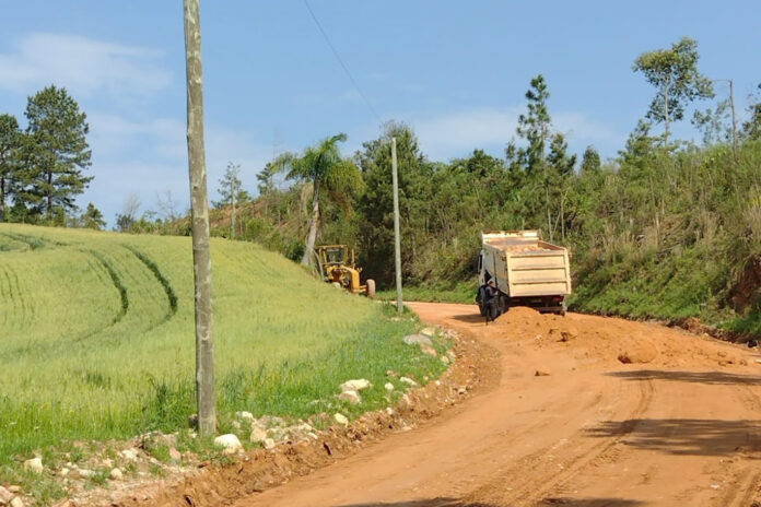 PR-511 - Conservação de estrada rural atende distrito em Contenda