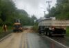 Após queda de barreira, PR-412 em Guaratuba está bloqueada; ferry boat segue operando