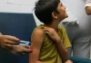 Rio inicia vacinação de crianças de 10 anos contra a dengue