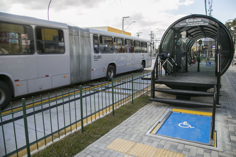 Em Curitiba, pessoas com deficiência precisam renovar cartão-transporte isento para evitar bloqueio