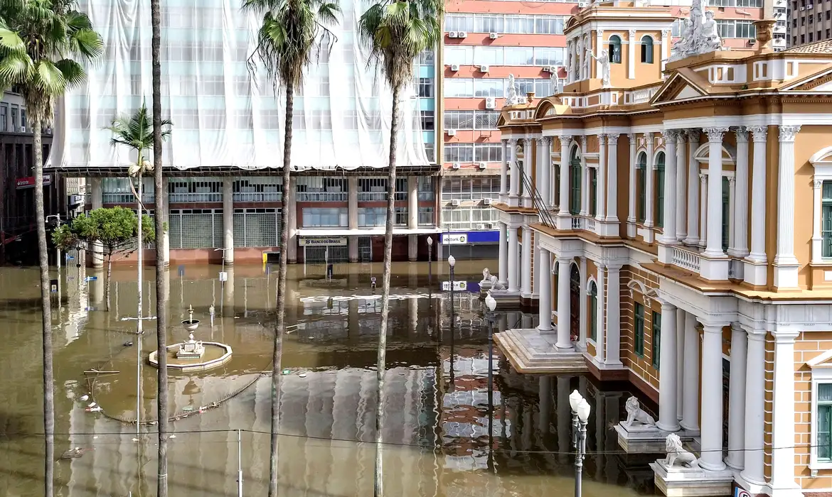 Comporta é aberta para escoar água do centro de Porto Alegre
