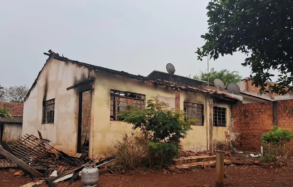 Incêndio destrói residência em Novo Itacolomi; ninguém fica ferido