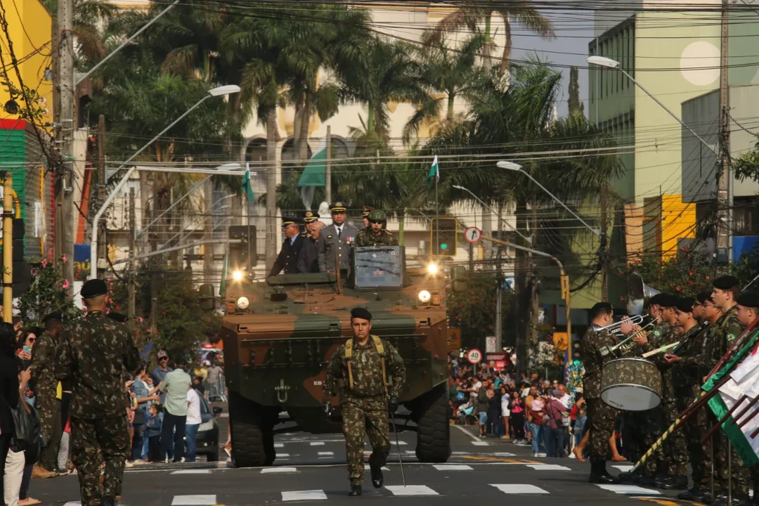 Desfile de 7 de Setembro atrai multidão ao centro de Apucarana;