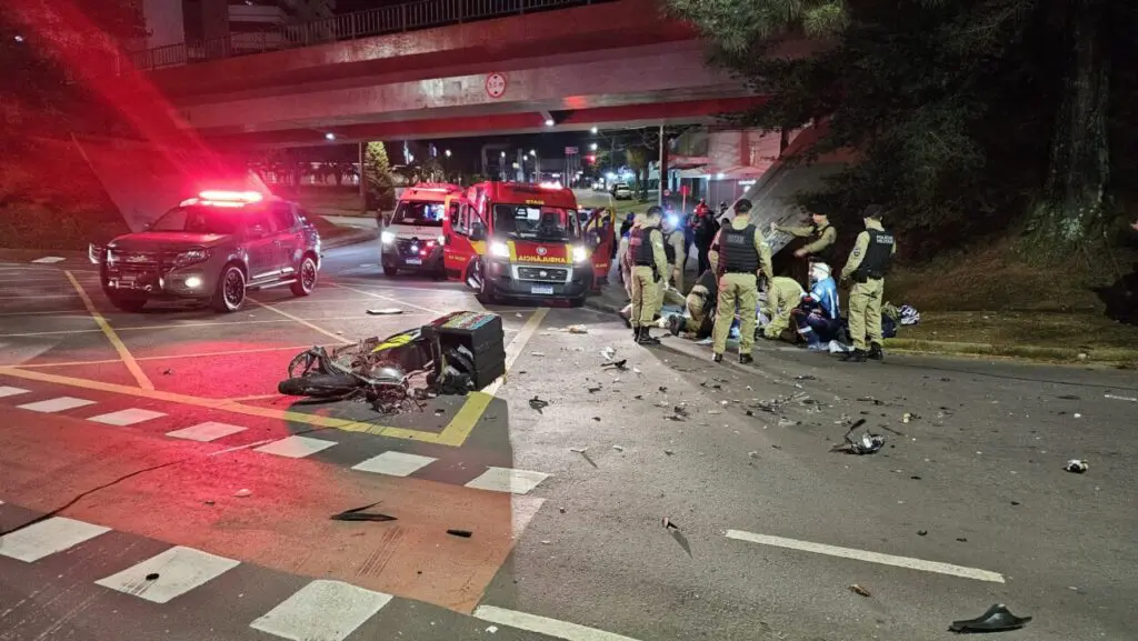 Morre no hospital motoboy que bateu de frente contra carro que invadiu a contramão