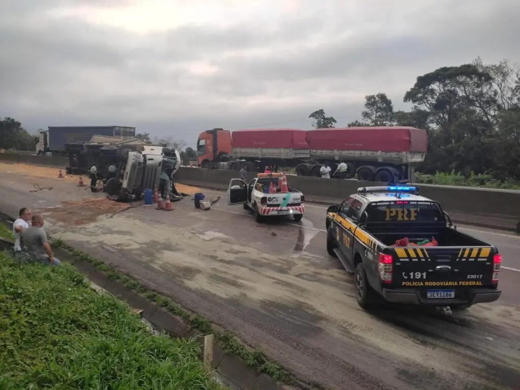 Caminhão com carga de milho tomba na BR-277, no Litoral do Paraná, e deixa faixas interditadas