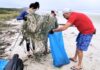 Portos do Paraná participa de mutirão na Ilha do Mel e retira 3 toneladas de resíduos das praias