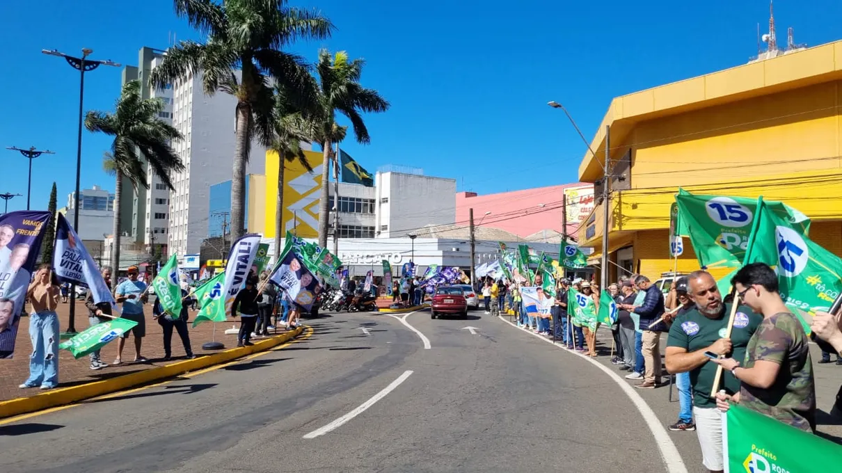 Militantes partidários lotam centro na véspera da eleição