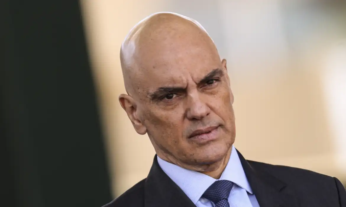 Alexandre de Moraes determina desbloqueio do X no Brasil