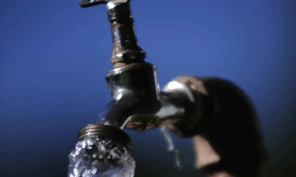 Obra programada deixa bairros de A a X de Curitiba sem água nesta quarta