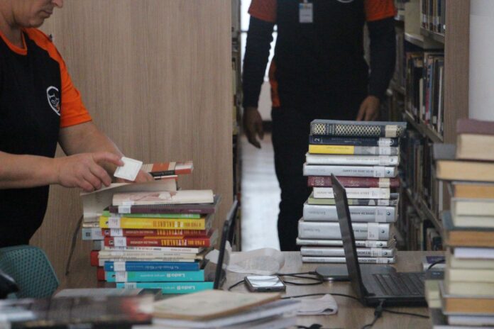 equipe_realizando_a_etiquetaouo_dos_livros_com_a_tecnologia_de_rfid._foto_por_carla_sgarioni_2