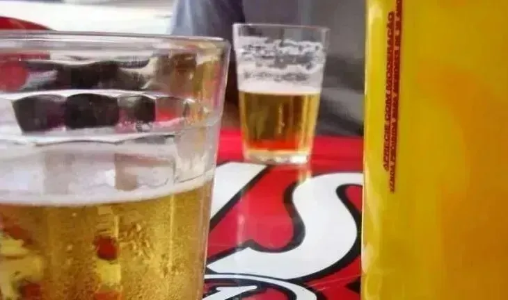 Mãe é detida após deixar filho trancado em carro para beber em bar