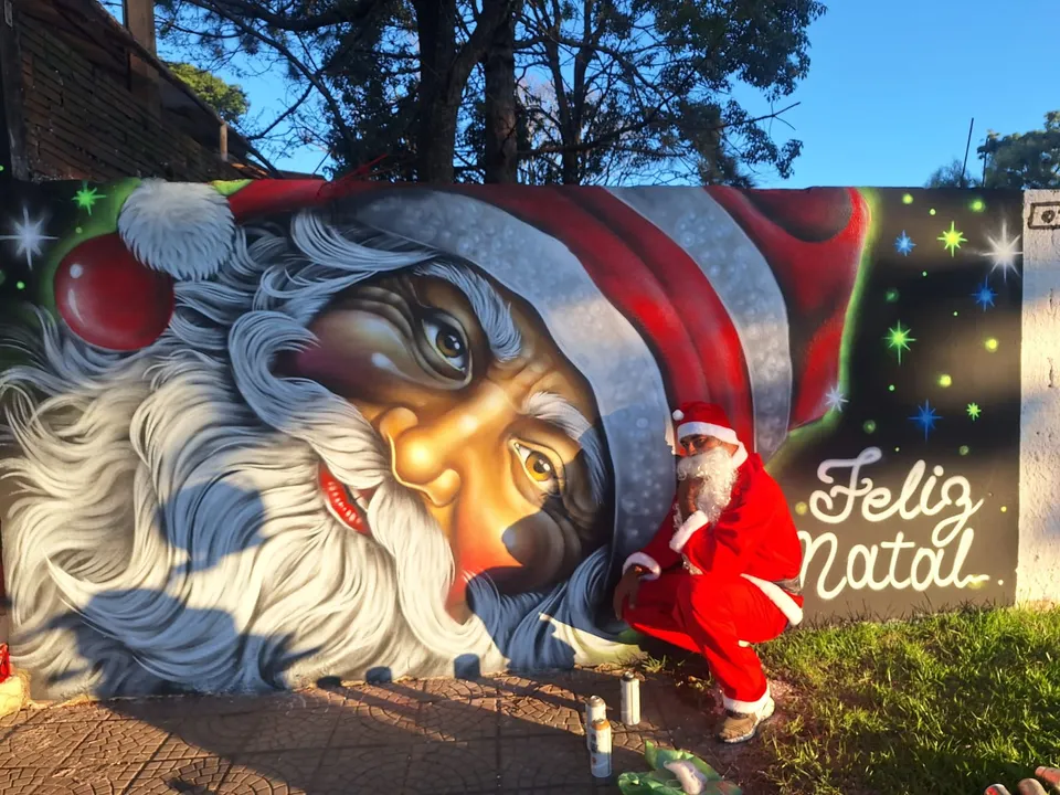 Grafiteiro presenteia Cambira com arte natalina e encanta população