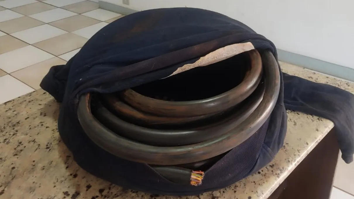APUCARANA – Homem é preso com 50 kg de fios de cobre e trocaria itens por droga
