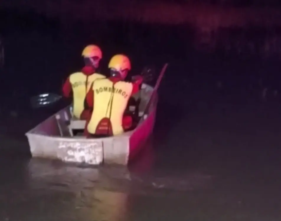 Tragédia na Grande Curitiba: carro desaparecido em rio é encontrado com família morta dentro