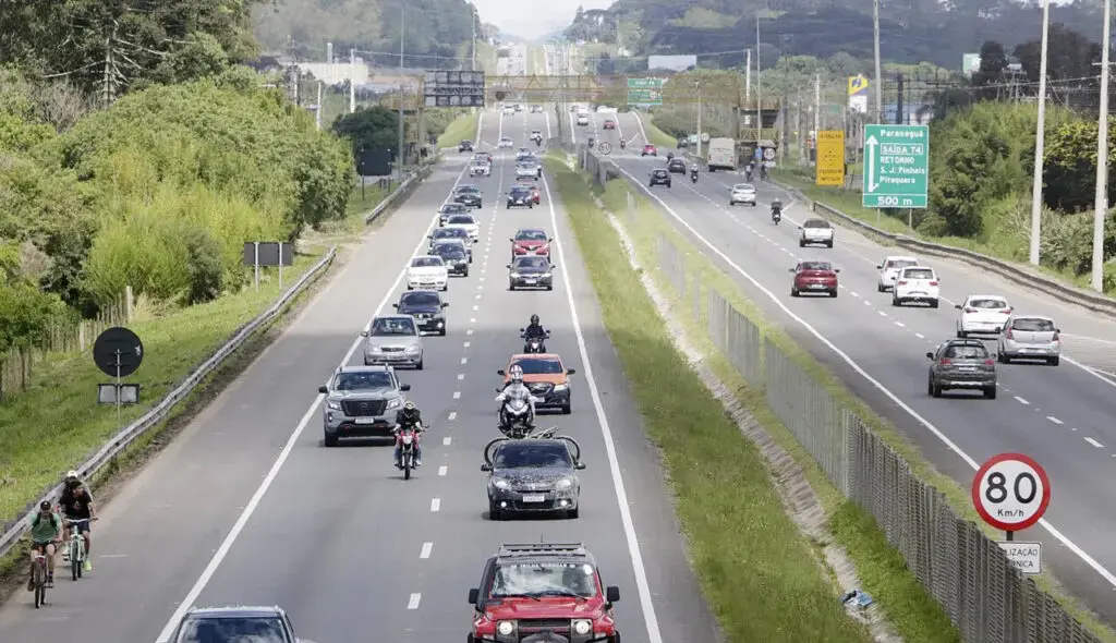 Volta das praias: 45 mil veículos tomam a BR-277, no Paraná, neste domingo