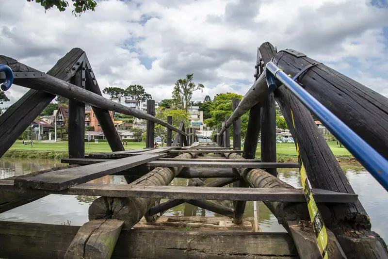 Ponte de madeira do Parque Barigui, em Curitiba, é interditada