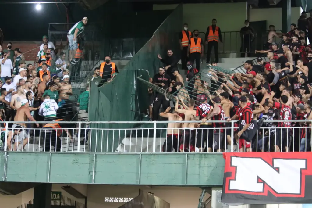 MP tenta proibir torcidas organizadas de Athletico, Coritiba e Paraná Clube em estádios