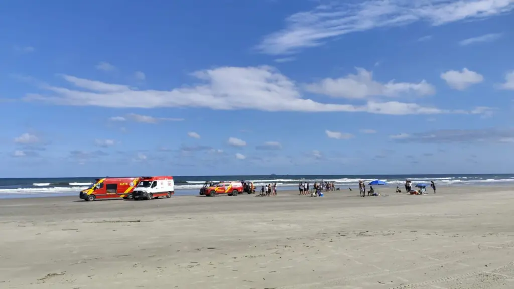 Pai e filho se afogam em praia do Litoral do Paraná e são encaminhados em estado grave