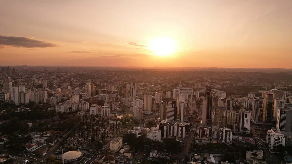 Feriadão fica com clima ameno em Curitiba. “Friaca’ vem no fim do mês