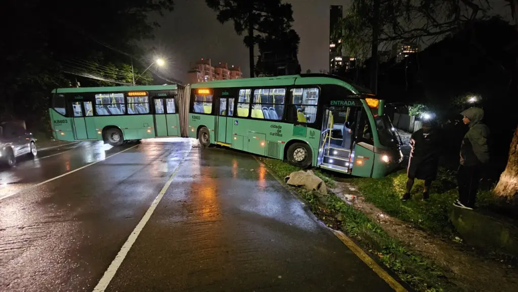 Ônibus bate em barranco e ‘tranca’ uma das principais ruas de Curitiba